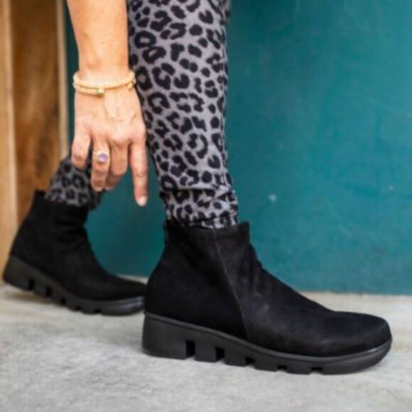 L'Amour Des Pieds Bootie Hadirat Black Nubuck Size 6.5 - Picture 3 of 9